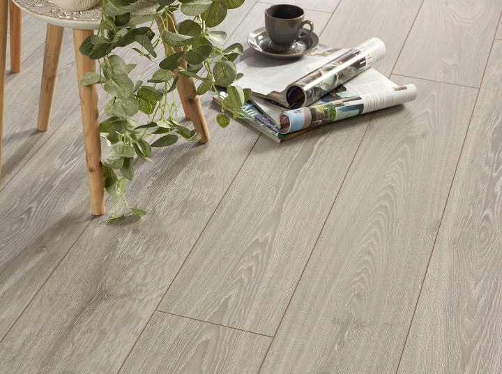 Horizon 12mm Urban Mist Oak Laminate Flooring - Image 4