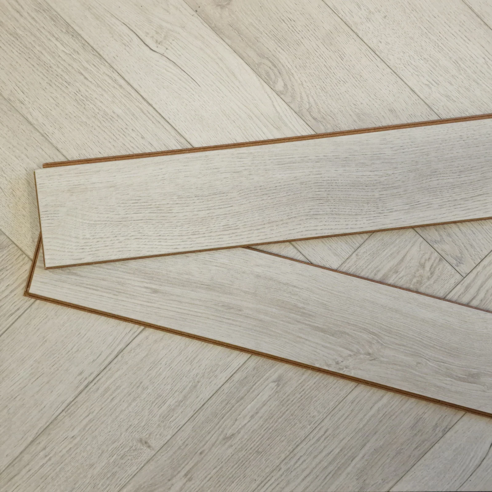 Greige 12mm Ashford Oak Herringbone Laminate Flooring - Image 13