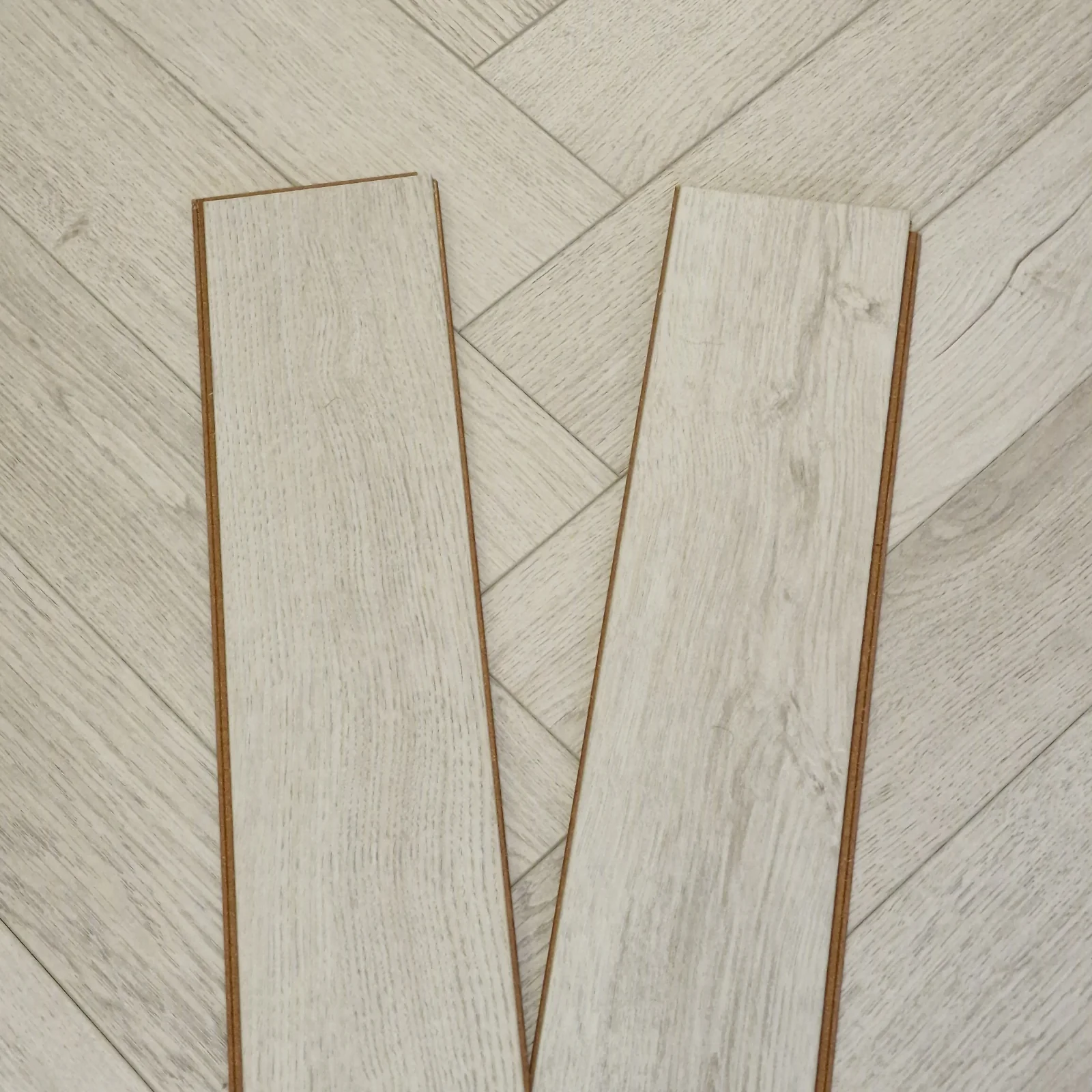 Greige 12mm Ashford Oak Herringbone Laminate Flooring - Image 14