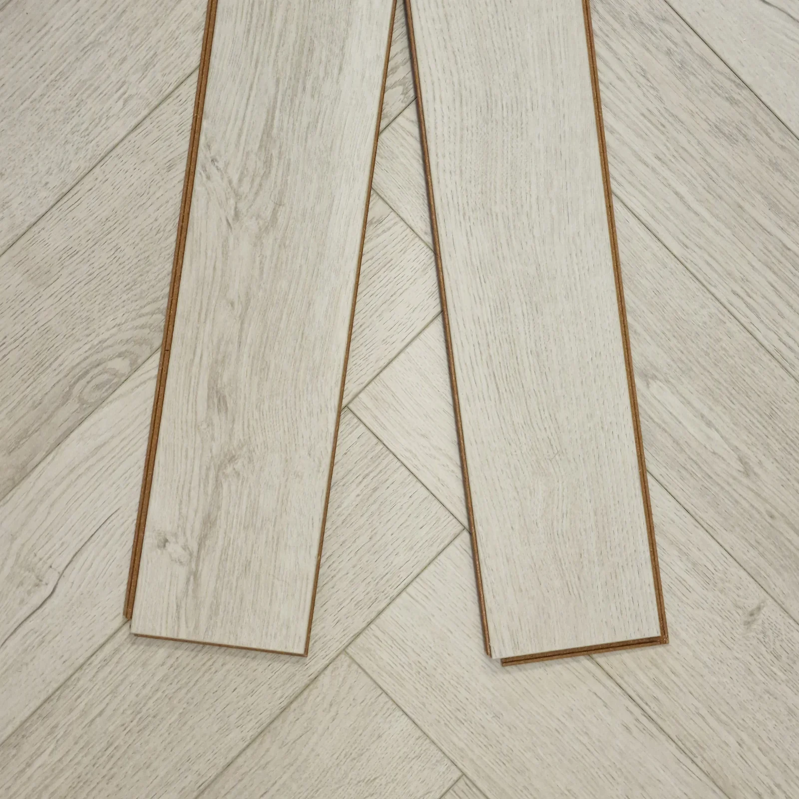 Greige 12mm Ashford Oak Herringbone Laminate Flooring - Image 15