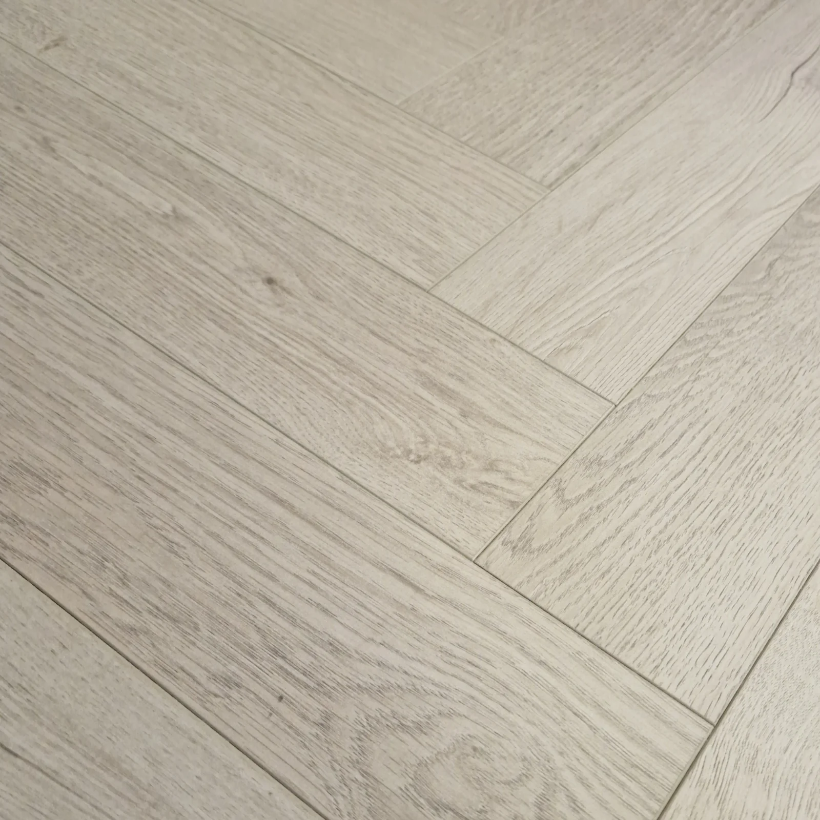 Greige 12mm Ashford Oak Herringbone Laminate Flooring - Image 17