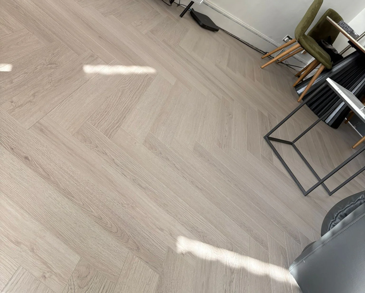 Greige 12mm Ashford Oak Herringbone Laminate Flooring - Image 4