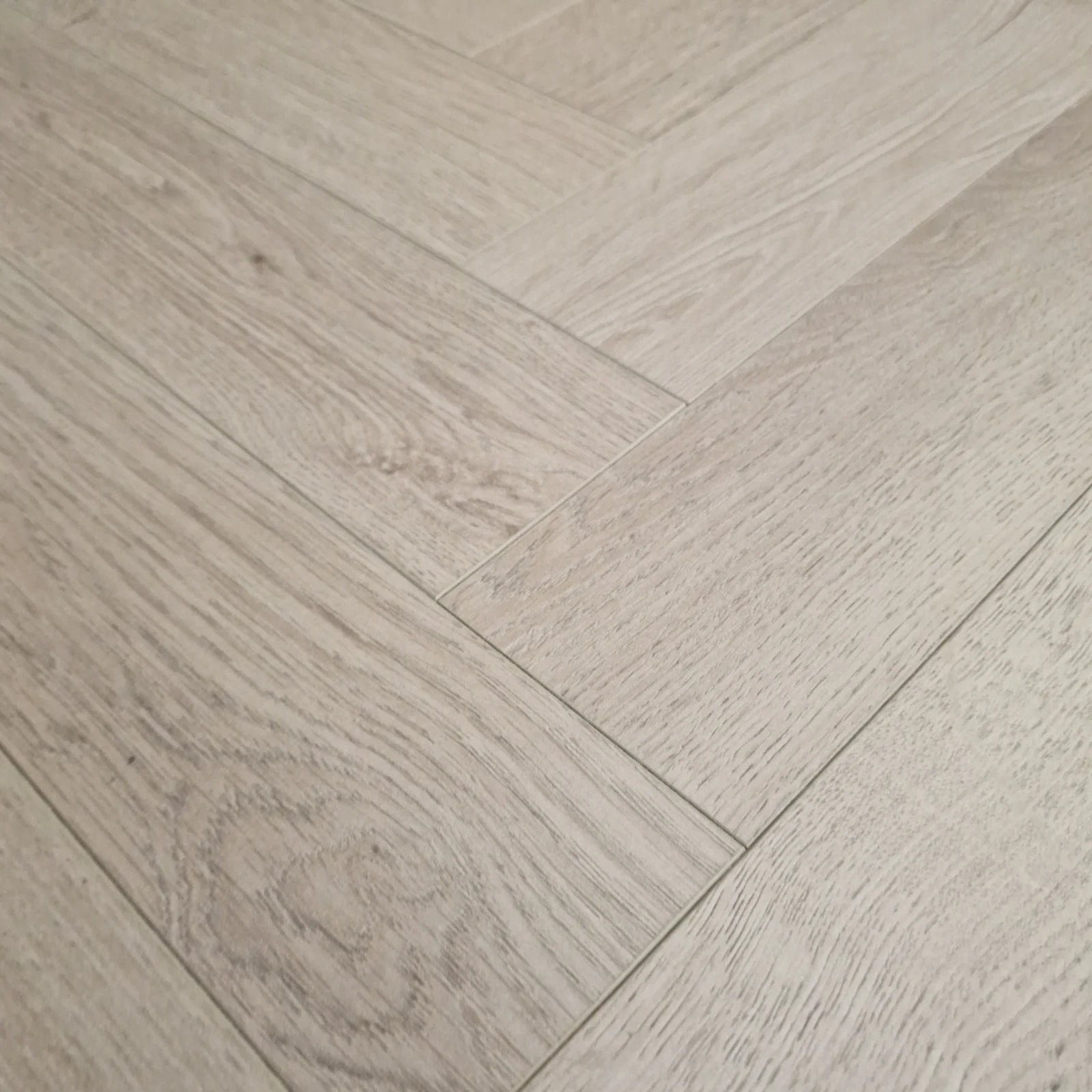 Greige 12mm Ashford Oak Herringbone Laminate Flooring - Image 6