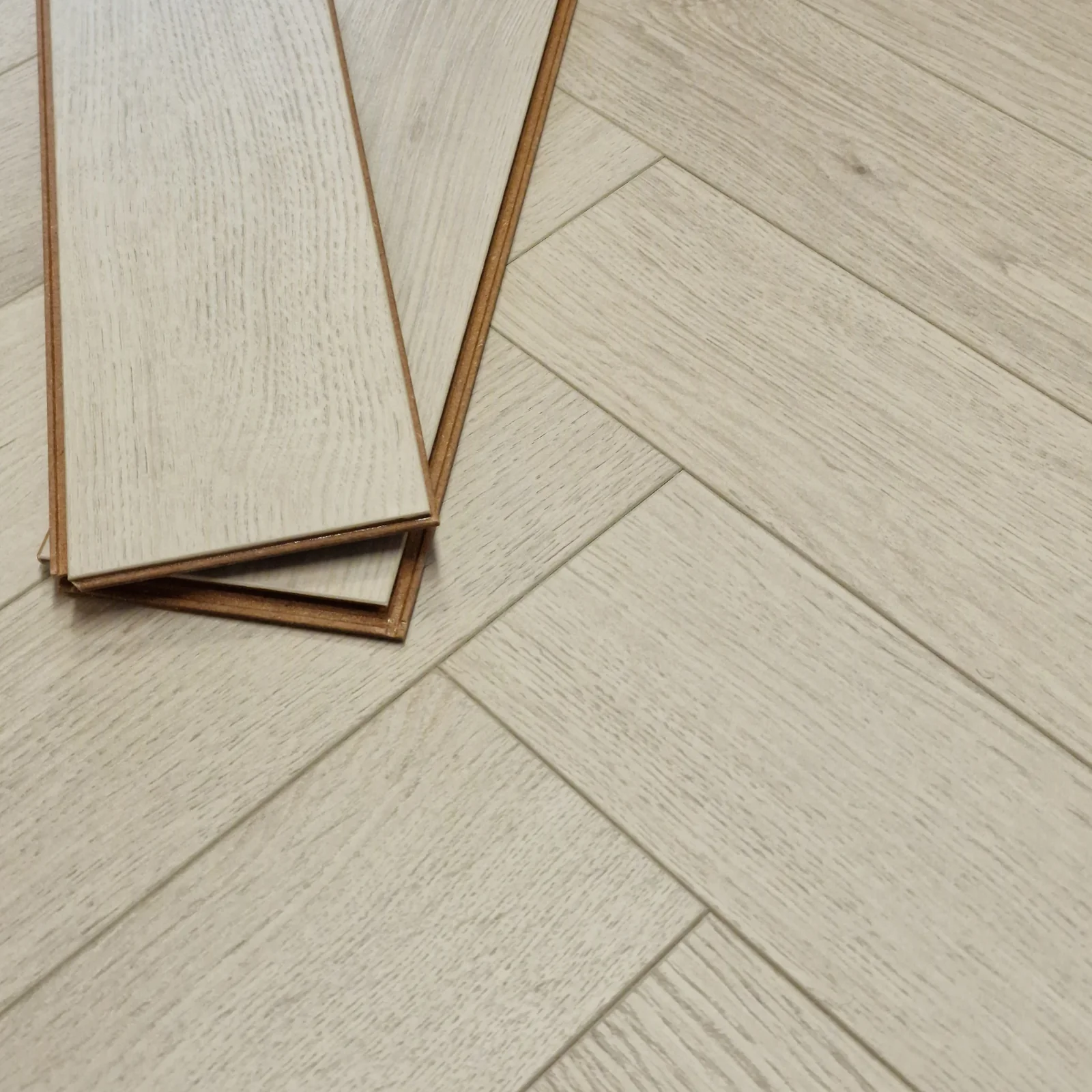 Greige 12mm Ashford Oak Herringbone Laminate Flooring - Image 9